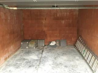 Nieuwbouwgarage gelegen dichtbij centrum Eeklo. (afmeting 3.75 x6m)Beschikbaar vanaf 01/02/2026Interesse in deze garage? Neem dan contact op met ons...