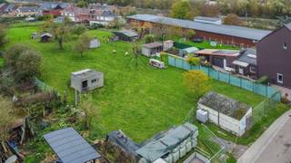 Een zeer goed en rustig gelegen zuidgerichte bouwgrond voor een 3-gevel villa met een oppervlakte van ca. 9a 00ca en een perceelbreedte van...