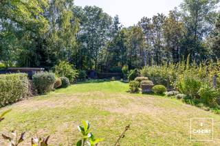 Deze <strong>perfect onderhouden</strong> woning beschikt over <strong>drie slaapkamers</strong>, <strong>twee badkamers</strong> en beschikt over een bijzonder ruime, <strong>prachtige tuin</strong>. <br /><br />Via de inkomhal begeeft u zich naar de verschillende leefruimtes. Op het gelijkvloers vindt u een bureauruimte, een eerste slaapkamer, een badkamer en een apart toilet. Verder is er de keuken en de ruime, lichtrijke living met gezellige houthaard en een mooi zicht op de tuin. <br /><br />Op de eerste verdieping bevindt zich een bijzonder ruime slaapkamer, die dankzij haar oppervlakte de mogelijkheid biedt om een extra slaapkamer te creëren. Daarnaast is er nog een derde slaapkamer, een tweede badkamer en een apart toilet.<br /><br />De woning is <strong>volledig onderkelderd</strong> en biedt daardoor heel wat praktische mogelijkheden met ruimte voor meerdere wagens, een werkplaats, extra bergruimte, etc. <br /><br />Ook de <strong>ligging </strong>is een grote troef. Zowel met de wagen als de fiets vlot bereikbaar en <strong>omgeven door groen</strong> in de nabijheid van o.a. De Campagne en de Vinderhoutse Bossen. <br /><br />Verder wordt de woning gekenmerkt door haar <strong>stevige structuur</strong>, aangename natuurlijke lichtinval en uitstekende onderhouden staat. Mits modernisatie maak je van deze woning een hedendaagse parel met een prachtige tuin. <br /><br />Interesse in deze ruime woning met heerlijke tuin op een leuke locatie te Drongen? <strong>Contacteer Gijs</strong> via gijs@convas.be of 0492 84 48 24 (telefonisch of via Whatsapp).