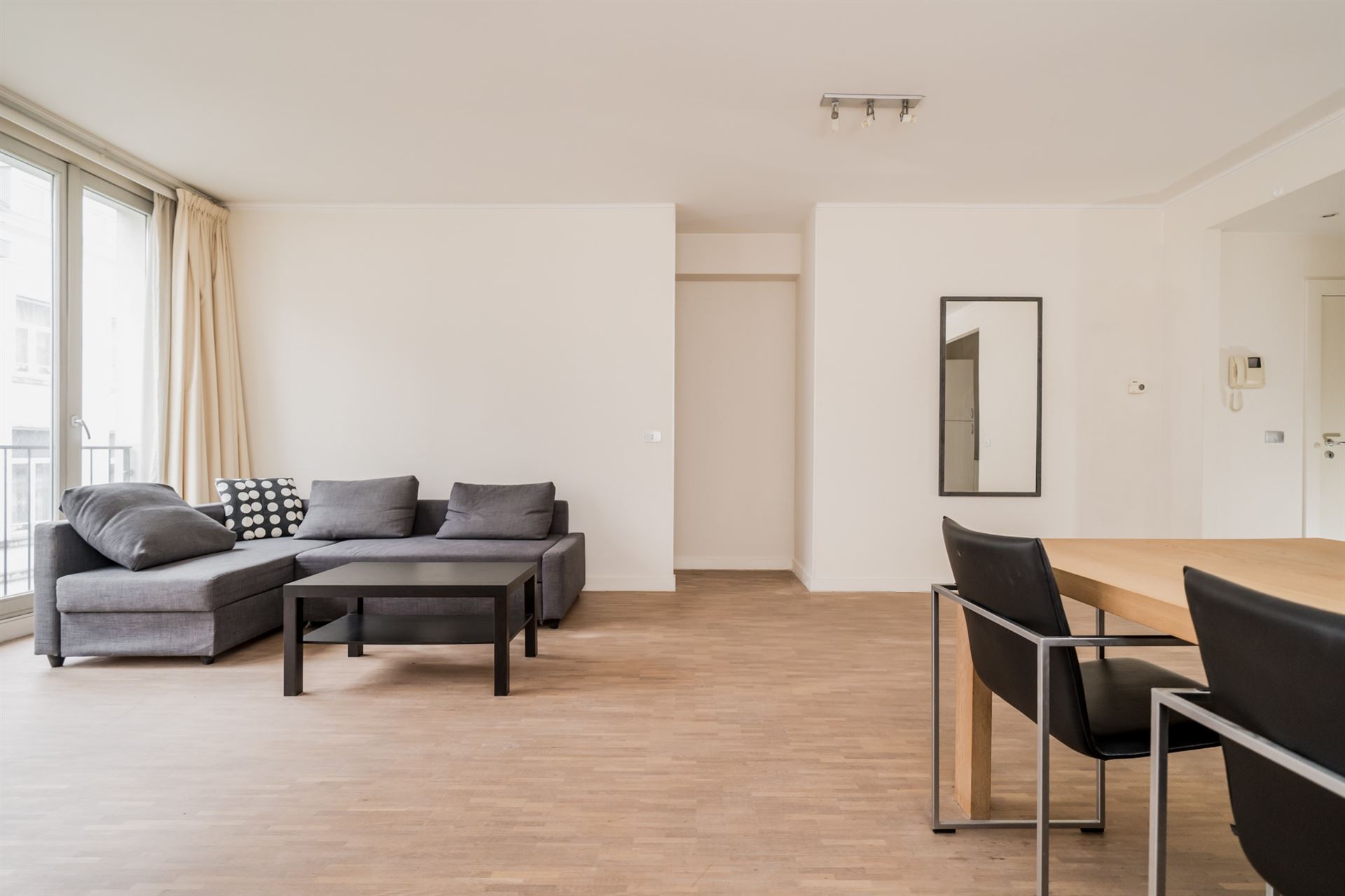 Ruim en lichtrijk appartement op de 2de verdieping in de prachtige residentie St Louis Court - foto 5