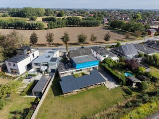 BUITENKANS: perfecte kangoeroewoning of combinatie wonen en werken.<br />Deze multifunctionele woning is gelegen op fietsafstand van het centrum van Torhout, ze combineert een royale woonoppervlakte met een veelzijdige indeling op een ruim bemeten perceel van maar liefst 1.263 m².<br />Met een bewoonbare oppervlakte van 451 m² biedt deze woning alle ruimte voor een samengesteld of groot gezin of wie wonen en werken graag onder één dak combineert. <br />Dé perfecte kangoeroewoning: zowel op het gelijkvloers als op de bovenverdieping zijn volwaardige woonmogelijkheden aanwezig, beide wooneenheden met hun eigen inkom. Eerste verdieping bereikbaar via een buitentrap. <br />In deze mooie woning kunnen meerdere generaties comfortabel samenleven met behoud van de nodige privacy. <br /><br />Ook voor zelfstandigen of vrije beroepen biedt deze woning interessante perspectieven. De beschikbare ruimtes kunnen perfect ingericht worden als praktijkruimte, kantoor of atelier, zonder in te boeten aan wooncomfort.<br />Een meerwaarde is het voormalige wellnessgedeelte (te renoveren), uitgerust met een binnenzwembad, sauna en apart toilet. Deze ruimte biedt tal van mogelijkheden voor wie droomt van een eigen ontspanningszone, hobbyruimte of exclusieve recreatieruimte aan huis.<br /><br />INDELING:<br />GELIJKVLOERS - inkomhal met apart bureel of slaapkamer, vestiaire en berging, aangename leefruimte met keuken en eetplaats, een 1e gelijkvloerse badkamer, een wasplaats, extra berging en nog een 2e leefruimte gelegen tuinkant.<br />VERDIEPING 1 - hier vinden we een gezellige leefruimte met zitplaats en eetplaats, een uitgeruste woonkeuken en de veranda met terras (nog af te werken).<br />VERDIEPING 2 / ZOLDER - deze polyvalente ruimte bereik je met een vaste trap, deze verdieping kan ingericht worden met extra slaapkamers of meteen gebruikt als hobbyruimte.<br />BUITENOMGEVING - private voortuin ingericht voor parking, achtertuin bereikbaar via de zij-ingang omvattende houten tuinberging met berging en carport, achtertuin met gazon.<br /><br />Deze eigendom is een unieke opportuniteit voor wie op zoek is naar ruimte, flexibiliteit en een uitstekende ligging nabij alle voorzieningen van Torhout. <br />Een woning met karakter, potentieel en tal van mogelijkheden om wonen, werken en ontspannen harmonieus te combineren.<br /><br />Bel ons vandaag nog voor uw plaatsbezoek, wij leiden u heel graag rond!