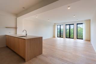 Energiezuinig en lichtrijk nieuwbouw appartement van maar liefst 135m² met twee slaapkamers, twee badkamers, terras én parking aan het Stadspark.<br /><br />Indeling:<br />Inkomhal met ingemaakte kasten en apart toilet. De grote open leefruimte, op prachtige parketvloer, met geïntegreerde keuken is een echte blikvanger. De prachtige keuken met eiland is voorzien van alle nodige comfort en toestellen. De grote raampartijen geven de ruimte veel licht en een prachtig uitzicht op het stadspark. In de ruime hal vinden we een ruime wasberging en een aparte badkamer met douche. Achteraan vinden we twee grote slaapkamers, waarvan 1 uitgerust met eigen badkamer: deze heeft zowel een ligbad als een inloopdouche, en een dubbel lavabomeubel. Aansluitend aan de slaapkamer vinden we het groot en zonnig terras, een zalige plek om te vertoeven! Verder is er nog een ruime kelderberging inbegrepen, alsook een fietsenberging. <br /><br />Extra troeven:<br />- Zeer luxueuze en hoogwaardige afwerking.<br />- 100% instapklaar, volledig geschilderd, voorzien van stijlvolle gordijnen én verlichting!<br />- Groot en zonnig terras<br />- Er zijn 2 ondergrondse autostaanplaatsen: deze kunnen bijgehuurd worden aan 120 euro per stuk.<br /><br />Bijzonderheden:<br />Het appartement betreft een energie zuinige nieuwbouw en is voorzien van verwarming en koeling (airco) via een vloersysteem op een warmtepomp met geothermie.<br />Verbruik van water en elektriciteit met eigen meters. <br />Gelegen op de 5e verdieping met lift, op deze verdieping hebben we een 2e identieke appartement te huur: ideaal voor wie wil kangoeroe wonen!