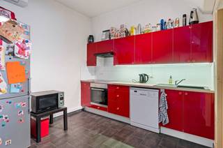 <p><span>Deels gemoderniseerde woning met 3 slaapkamers in Sint-Katelijne-Waver, vlakbij het bruisende Mechelen.</span></p><p><span> </span></p><p><span>Deze veelzijdige woning, momenteel opgedeeld in twee appartementen, biedt tal van mogelijkheden zoals bv. eigen bewoning, co-housing, kangoeroewonen of investering. Het gelijkvloerse appartement met een oppervlakte van 59 m² omvat een gezellige woonkamer met open keuken, een badkamer en een slaapkamer die rechtstreeks uitgeeft op de aangename tuin. Op de eerste verdieping bevindt zich het duplexappartement met een oppervlakte van 106 m² met een lichtrijke leefruimte, open keuken, badkamer en veranda. De tweede verdieping omvat een nachthal, twee volwaardige slaapkamers, een technische berging en een ruime zolderberging. De ligging is een absolute troef: centraal in Sint-Katelijne-Waver, op een boogscheut van Mechelen, en in de nabijheid van scholen, winkels, sport- en ontspanningsmogelijkheden. </span></p><p><span> </span></p><p><span>Dankzij de vlotte bereikbaarheid via openbaar vervoer, treinstation, belangrijke verbindingswegen en de fietsostrade bent u bovendien snel in zowel Brussel als Antwerpen. Een unieke kans voor wie op zoek is naar een woning of investering met potentieel, op een toplocatie.</span></p><p><span> </span></p><p><span>Bezoek enkel na afspraak, vrijblijvende info op kantoor: 015/755 444 of <span>info@immovercammen.be</span></span><span>  </span></p><p><span> </span></p>