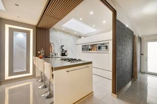 - Verzorgde, volledig gerenoveerde woning <br />- Energiezuinig: EPC label B (181 kWh/m²/jaar, UC: 3109430)<br />- Centrale ligging in Menen: Ostenstraat 11<br />- 4 slaapkamers<br />- 2 badkamers<br />- Stadstuin met terras<br />- Kelder<br />- Conforme elektriciteit<br />- Centrale verwarming op aardgas met condensatieketel + houtkachel<br />- Aangesloten regenwaterput van 2.500 liter<br />- Asbestveilig<br />- Richtprijs: € 269.000