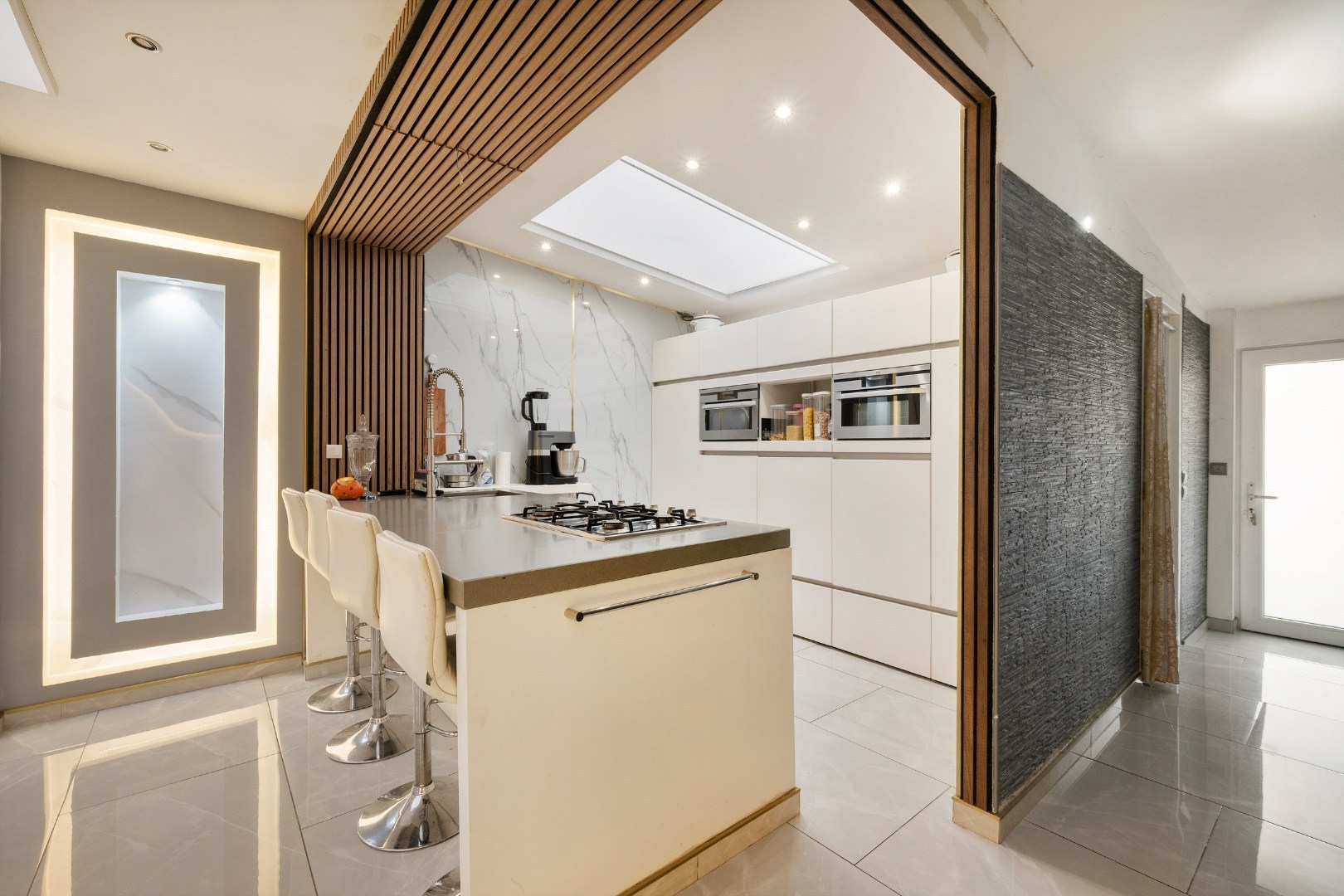 Gerenoveerde, energiezuinige woning met 4 slaapkamers, 2 badkamers en stadstuin in Menen - foto 2