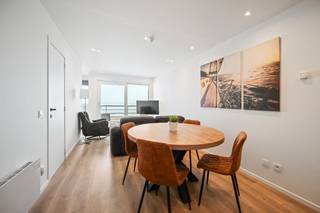 Dit 1-slaapkamer appartement met slaaphoek is gelegen op de <strong>zeedijk.</strong><br />Vlakbij de Grote Markt en de jachthaven, en geniet van een prachtig <strong>frontaal zeezicht. </strong><br />Het appartement <strong>volledig gerenoveerd</strong> en geniet van alle moderne comfort.<br /><br />- Frontaal<strong> zeezicht</strong><br />- Recent gerenoveerd<br />- 1 slaapkamer met extra slaaphoek<br />- Perfect investeringspand<br />- <strong>Lift aanwezig</strong><br />- Gemeubeld<br />- <strong>Apart toilet</strong><br />- Instapklaar<br /><br />Op zoek naar een instapklaar appartement of interessante investering?<br />Verkocht onder erfpachtstelsel. Wat een groot voordeel inhoud voor investeerders, maar ook voor particulieren.<br />Geef ons een seintje op 0473470885 of baptist@fluo.immo voor meer info of een bezoek.<br /><br /><strong>Op 5 september is er bezoekmoment tussen 10u en 13u</strong>