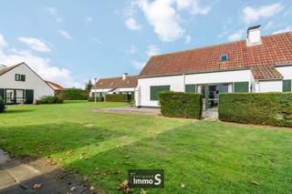 Deze gerenoveerde vakantiewoning is gelegen in domein 't Veld. Deze bestaat uit: lichtrijke woonkamer met open keuken, vernieuwde badkamer, 2...