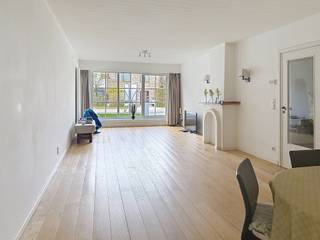 INDELINGGELIJKVLOERSInkomhal ca. 9 m² - grijze keramische tegelvloerLiving ca. 34 m² - planken parket - schouwKeuken ca. 10 m² - grijze keramische...