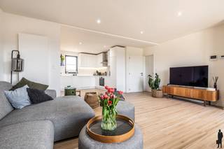 Uitstekend, lichtrijk, instapklaar en nagenoeg nieuw appartement van ca. 83 m² met ruime leefruimte, open keuken, 1 slaapkamer en een...