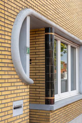 Ben je op zoek naar een woning die je volledig naar eigen smaak kan renoveren? Dan biedt deze woning in de Lindenboomstraat heel wat mogelijkheden. Achter de karaktervolle gevel schuilt een woning met veel potentieel én een absolute troef: een ruime, charmante en zuidgerichte tuin waar het heerlijk vertoeven is.<br /><br />De woning beschikt over een bewoonbare oppervlakte van ca. 120 m², verdeeld over twee bouwlagen. Op het gelijkvloers bevinden zich onder meer de leefruimte, eetplaats en keuken, met aansluitend toegang tot de tuin. Op de eerste verdieping bevinden zich twee ingerichte slaapkamers en bijkomende ruimtes (derde slaapkamer). Daarnaast beschikt de woning over een zeer ruime kelder, ideaal als extra bergruimte.<br /><br />Dé blikvanger bevindt zich achteraan: de ruime, zuidgerichte tuin. Het perceel strekt zich mooi in de diepte uit en biedt een verrassend groene omgeving. De volwassen beplanting en aanwezige bomen zorgen voor een charmante en aangename sfeer. Een heerlijke plek voor wie droomt van een groene tuin met ruimte voor een terras, speelzone of gezellige zithoek.<br /><br />De woning is gelegen in een residentiële woonomgeving in Borsbeek, met winkels, scholen en openbaar vervoer in de nabije omgeving. Ook de verbindingen richting Antwerpen, Mortsel, Deurne en de omliggende gemeenten zijn vlot, waardoor je hier rustig woont zonder aan bereikbaarheid in te boeten.<br /><br />Is uw interesse gewekt? Voor meer informatie of een bezichtiging kunt u contact opnemen met HINTJENS.vastgoed via Lise@hintjens.eu of 0473 51 14 36.