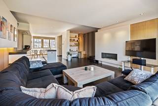 Dit handelspand met bovengelegen duplex appartement is gelegen in het centrum van Ravels. Het pand heeft een zeer goede ligging waardoor het...