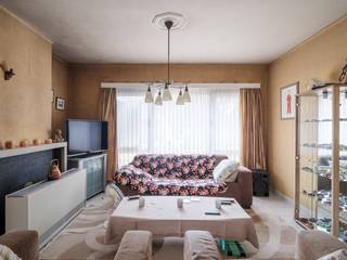 In het hart van Wetteren, op de eerste verdieping van een kleinschalig gebouw, wacht dit appartement op zijn nieuwe eigenaar. De gunstige ligging zorgt voor een vlotte verbinding met zowel het centrum als belangrijke uitvalswegen, waardoor het perfect is voor wie een evenwicht zoekt tussen rust en bereikbaarheid.<br /><br />Bij het binnenkomen word je verwelkomd in een lichtrijke leefruimte, waar grote ramen zorgen voor een aangename lichtinval. De open en functionele indeling creëert een warme, uitnodigende sfeer. De keuken is praktisch ingedeeld, ideaal voor dagelijks gebruik. Er is ook de mogelijkheid op termijn een open keuken te creëren.<br /><br />Verder beschikt het appartement over twee comfortabele slaapkamers. De badkamer is netjes afgewerkt en voorzien van een ligbad. Daarnaast is er een apart toilet en een kelderberging voor extra opbergruimte.<br /><br />Voor wie extra comfort zoekt, is er de mogelijkheid om een garagebox aan te kopen voor €15.000, zodat je wagen steeds veilig en droog geparkeerd staat.<br /><br />Of je nu op zoek bent naar een gezellige woonst of een interessante investering met een aantrekkelijk rendement, dit appartement biedt beide mogelijkheden. Een bezoek is absoluut de moeite waard!<br /><br />Het appartement is momenteel verhuurd, wat een direct rendement garandeert.