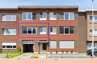 <p><span>Instapklaar appartement met 2 slaapkamers en garage, gunstig gelegen nabij het landelijke dorpscentrum van Duffel - West.</span></p><p><span> </span></p><p><span>Dit aangenaam appartement met 2 slaapkamers is gelegen op de eerste verdieping van een kleinschalige residentie. Het appartement is functioneel ingedeeld, werd afgewerkt met duurzame materialen en steeds met de grootste zorg onderhouden. Grote raampartijen zorgen voor veel lichtinval. Een airco is voorzien in de woonkamer en in de grote slaapkamer - een absolute troef. De woonkamer en aansluitend keuken bieden een gezellige thuis. De inkomhal / nachthal biedt toegang tot twee slaapkamers, een badkamer met douche, een berging en een apart toilet. Parkeergelegenheid is gegarandeerd dankzij de garagebox, achteraan gelegen.</span></p><p><span> </span></p><p><span>Dankzij de gunstige ligging nabij het dorpscentrum zijn winkels, scholen, een wekelijkse markt en openbaar vervoer op wandel- of fietsafstand te bereiken. de centrale ligging vormt tevens een ideale uitvalbasis, centraal tussen Brussel en Antwerpen, nabij E19, treinstation en fietsostrade</span></p><p><span> </span></p><p><span>Op zoek naar een mooi appartement of een ideale investering ? Mis deze kans niet en contacteer ons via 015/755 444 of info@immovercammen.be .</span></p><p><span> </span></p>