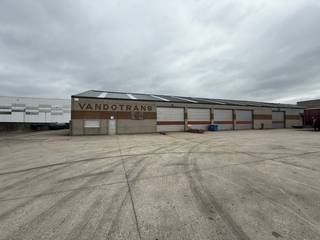 Magazijn van 485 m², vlakbij de N44 met een directe verbinding naar het op- en afritten complex E40. Op een kwartier van de E34/N49 richting Knokke/Zeebrugge of Antwerpen.<br /><br />Het magazijn heeft een vrije hoogte van 5 meter, en heeft geïsoleerd dak met lichtstraten, een automatische sectionale poort (5 x 5 m) met ervoor voldoende verharde manoeuvreerruimte. Verder beschikt deze over een polybetonvloer en is voorzien van verlichting en basis elektriciteit.<br /><br />Mogelijkheid tot een inpandig kantoort met sanitair.  <br /><br />Heeft u interesse of wenst u graag meer details over dit aanbod?<br />Aarzel dan niet om contact op te nemen met <strong>PANORAMA B2B</strong> voor bijkomende informatie, gedetailleerde plannen of om een vrijblijvend plaatsbezoek in te plannen. U kunt ons bereiken op het nummer 09 219 90 20.