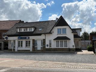 ZEER COMMERCIEEL GELEGEN WONING MET 2 HUISNUMMERS EN APARTE INGANGEN, EEN RUIMTE VOOR KANTOOR/VRIJ BEROEP 35M², 3 SLAAPKAMERS, DUBBEL GLAS EN CENTRALE VERWARMING, MIDDEN IN HET CENTRUM VAN HEERS AAN HET DRUKSTE KRUISPUNT, OP 3A 97CA