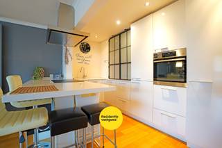 Sfeervol en instapklaar 3 slaapkamerappartement (108m²) met twee terrassen (40 m²) te Nieuwpoort-Stad.<br />Dit smaakvol ingedeelde appartement met zijn lichtrijke woonkamer met parketvloer sluit naadloos aan op de moderne keuken, compleet uitgerust met hoogwaardige inbouwapparatuur. Met drie slaapkamers, een vestiaire (hall) en bergruimte is de woning ideaal voor zowel gezinnen als tweedeverblijvers. Uniek zijn de twee zonnige terrassen, beide voorzien van een berging. Het appartement kan desgewenst gemeubileerd worden aangekocht en is direct klaar voor gebruik op een prachtige locatie, pal in het centrum, vlakbij het marktplein, tram, de Kaai, scholen, heerlijke restaurants ...<br />De vermelde prijs is een richtprijs. Elk bod,wordt voorgelegd aan de eigenaar, die zich het recht voorbehoudt om dit te aanvaarden of te weigeren.<br />KIJKDAG WOENSDAG 4/2/26 tussen 14u en 16u (inschrijven via rersidentievastgoed.be)<br />EPC: B - 3770688<br />(Ref. NI25652)