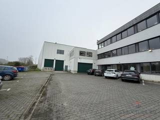 Located in a dynamic industrial zone in Wauthier-Braine, this property offers: <br />A 1240 m² warehouse, perfectly suited for storage, logistics or industrial activities, equipped with extensive working and handling areas.<br />An office space of +/- 200 m².<br />Main features:<br />- Warehouse: high ceilings, sectional door access<br />- Easy parking: ample parking at the front of the building<br />- Optimum accessibility: Immediate proximity to major roads and the Brussels Ring Road.<br /><br />Contact us today for more information or to arrange a visit.