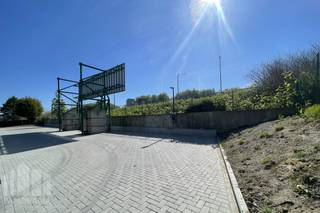Kwalitatief en lichtrijk <strong>kantoor </strong>van 323 m² met 324 m² <strong>opslagruimte</strong> te huur op een uitstekende locatie nabij de R0 in Wemmel. Deze instapklare kantoorruimte bestaat uit 323 m² op de eerste verdieping, en werd recent gerenoveerd met oog voor comfort en duurzaamheid. Dankzij de nabijheid van de R0 en de E40 is het kantoor vlot bereikbaar, wat het ideaal maakt voor bedrijven die belang hechten aan bereikbaarheid voor zowel medewerkers als klanten.<br /><br />Het gebouw waarvan dit kantoor deel uitmaakt biedt in totaal 1.600 m² aan kantoorruimte en 900 m² magazijnruimte, met maar liefst 36 parkeerplaatsen en 16 laadpunten voor elektrische voertuigen. Duurzaamheid staat centraal in dit project: er worden geen fossiele brandstoffen gebruikt, het gebouw is uitgerust met slimme LED-verlichting, een warmtepomp/VRF-systeem en een ventilatiesysteem met warmteterugwinning. Bovendien zorgen thermische isolatie en zonwerende beglazing voor een aangenaam binnenklimaat, terwijl meer dan 350 zonnepanelen op het dak bijdragen aan een aanzienlijke energiebesparing.<br /><br />Het resultaat is een primaire energiebesparing van 65% en een CO₂-reductie van 80%, wat dit gebouw niet alleen toekomstgericht, maar ook aantrekkelijk maakt voor bedrijven met een duurzaamheidsvisie. Met een BREEAM-score van 60% voldoet het gebouw aan de criteria voor een “Good” certificaat. Dit gerenoveerde kantoor biedt een groene, aangename en inspirerende werkomgeving waar medewerkers zich elke dag thuis voelen.<br /><br />Voor bijkomende inlichtingen, plannen of een plaatsbezoek kan u contact opnemen met <strong>PANORAMA B2B </strong>op het nummer <strong>0477 09 00 09.</strong>