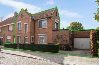 Deze te renoveren woning is bijzonder gunstig gelegen nabij openbaar vervoer, scholen en centrum van Lier.<br /><br />De woning biedt een unieke kans om volledig in te richten naar eigen smaak en stijl, doch zonder renovatieplicht.<br /><br />Het gelijkvloers bestaat uit een inkomhal, woonkamer, keuken, berging, badkamer met toilet, meubel en bad, veranda.<br /><br />De eerste verdieping beschikt over een nachthal en 2 slaapkamers (15m²/14m²).<br /><br />Verder is er de zolder deze polyvalent kan gebruikt of ingericht worden.<br /><br />De woning is ideaal voor iemand die op zoek is naar een leuk renovatieproject met veel mogelijkheden. <br />Mis deze kans niet om uw eigen woning te creëren op deze toplocatie en kom gerust langs voor een bezichtiging en ontdek het potentieel van deze woning.<br /><br />Pluspunten:<br />+ Toplocatie te Lier<br />+ Te renoveren naar eigen smaak en stijl<br />+ 2 slaapkamers<br />+ Ruime zolder<br />+ Kindvriendelijke wijk<br />+ Oprit en garage<br /><br />Heeft u interesse in deze woning? Neem dan contact op met VB Vastgoed voor een bezoek ter plaatse via het nummer 03 337 50 70.