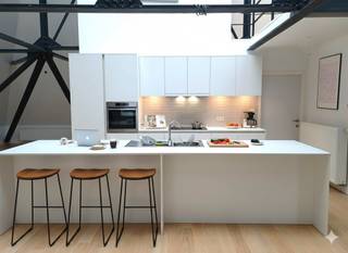 <p><span>Dit exclusief appartement is gelegen in de voormalige veeartsenschool van Anderlecht, in een volledig ommuurd en privaat parkdomein van 3,5 hectaren tussen groen, eeuwenoude bomen en prachtige gebouwen. </span></p><p><span>OPENDEURDAG OP 13/12 van 11u00 tot 15u00 op afspraak via  0479 736 636</span></p><p><span>Op wandelafstand van o.a. het centrum van Brussel, het Zuidstation (Thalys en TGV) en ideale bereikbaarheid met wagen en openbaar vervoer. </span></p><p><span>Gelegen op de 3de verdieping onder het dak, biedt dit appartement +/- 194 m² en baadt letterlijk in het licht dankzij de talrijke ramen en de indrukwekkende dakkoepel. </span></p><p><span>Indeling: open inkomhal, apart toilet, berging/wasplaats, open ingerichte keuken uitgevend op de woonkamer van +/- 75 m², ruime badkamer met ligbad, douche en dubbele lavabo en toilet, een TV zithoek of ruimte voor een slaapkamer van +/- 17 m², een slaapkamer van +/- 16 m² of kantoorruimte, prachtige mezzanine van 55 m² verdeeld in een bureauruimte van +/- 6 m², een centrale ruimte van +/- 20m², een ruimte voor een slaapkamer van +/- 12m², en een berging van +/- 16 m². ( zie foto's van de plannen )</span></p><p><span>Niet inbegrepen in de verkoopprijs: </span></p><p><span>-Aansluitkosten (opening van gas/electriciteit/watermeters): 4.825 €.</span></p><p><span>-12,5% registratie rechten</span></p><p><span>Inbegrepen in de verkoopprijs: </span></p><p><span>-kelder</span></p><p><span>-een gemeenschappelijke fietsenstalling.</span></p><p><span>-Gratis parkeren op het landgoed.</span></p><p><span>Meer informatie en bezichtigingen via 078/ 48 47 00 of info@ap-p.be.</span></p><p><span> </span></p>