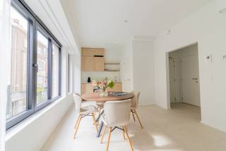 Vernieuwbouwappartment met aparte slaapkamer op AAA-locatie in het centrum van Leuven. <br /><br />Dit appartement is voorzien van hoogwaardige en duurzame materialen. <br />Indeling: inkomhal, apart toilet, berging met aansluiting voor wasmachine, leefruimte met open keuken (combi-oven, koelkast met vriesvak, kookplaat), aparte ruime slaapkamer en privatief terras en een en-suite badkamer voorzien van een lavabo met spiegelkast en douche.<br /><br />Het appartement is voorzien van meubels, verlichting en gordijnen. <br />Er is een ventilatiesysteem (type C+). Verwarming en koeling gebeurt via individuele warmtepompen (luch-lucht). <br /><br />Beschikbaar vanaf 1 september 2026. Huurprijs: 1275 Euro + 100 Euro gemeenschappelijke kost. <br />Ook mogelijk voor studenten. <br /><br />Wenst u graag een bezichting? mail naar linda@immogve.be of 016/56.56.14