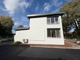 Genk, Heiweier 22: Instapklare gezinswoning met 3 slaapkamers op een uitstekende locatie nabij natuurgebied De Maten.<br /><br />Rustig wonen, omgeven door groen en toch vlak bij alle voorzieningen!<br /><br />Aan het einde van een doodlopende straat, op amper 100 meter van natuurgebied De Maten, bevindt zich deze ruime en bijzonder lichtrijke halfopen gezinswoning. De woning is gelegen op een zuidwestelijk georiënteerd perceel van 379 m² en werd gedeeltelijk gerenoveerd in 2023 en verder vernieuwd in 2026.<br /><br /><strong><u>Indeling:</u><br /><br />Gelijkvloers:</strong>
<ul>
<li>ruime inkomhal</li>
<li>gastentoilet</li>
<li>zonnige, open leefruimte met grote raampartijen. De leefruimte kan naar eigen wens worden ingericht, met bijvoorbeeld een gezellige zithoek, eetruimte en thuiswerkplek.</li>
<li>lichtrijke keuken uitgerust met nieuwe toestellen (vitrokeramische kookplaat, combi-oven, vaatwasser, dampkap en koelkast) </li>
<li>berging/wasplaats met een opbergkast, uitgietbak en aansluiting voor een wasmachine.</li>
</ul>
<strong>Verdieping:</strong>
<ul>
<li>slaapkamer 1 (achterzijde rechts): 15m<sup>2</sup></li>
<li>slaapkamer 2 (achterzijde links): 13m<sup>2</sup></li>
<li>slaapkamer 3 (voorzijde): 12m<sup>2</sup></li>
<li>nieuwe badkamer met douche, wastafelmeubel en toilet.</li>
<li>nachthal/overloop</li>
</ul>
<strong>Kelder</strong>
<ul>
<li>2 praktische kelders voor extra bergruimte.</li>
</ul>
<strong>Buitenruimte</strong><br />Het beschutte zonneterras biedt volop privacy en sluit aan op de onderhoudsvriendelijke, volledig omheinde tuin. Via een elektrische toegangspoort bereikt u de ruime private oprit met plaats voor drie wagens en de afzonderlijke garage.<br /><br /><u><strong>Energie en comfort</strong></u>
<ul>
<li>EPC-label C: 280 kWh/(m² jaar).</li>
<li>18 zonnepanelen: totaal 7.290 Wp (2023)</li>
<li>Verwarming en koeling in de woonkamer via energiezuinige warmtepomp/airco (bedienbaar via afstandsbediening of smartphone)</li>
<li>Energiezuinige warmtepompboiler (2023)</li>
<li>Smart-radiatoren met warmteopslag in de zitplaats, keuken en inkomhal (2023)</li>
<li>Hybride elektrische radiatoren in de slaapkamers (2026)</li>
<li>Elektrische rolluiken aan alle ramen en deuren en een zonneluifel aan de achterzijde (allemaal met afstandsbediening en programmeerbaar weekschema)</li>
</ul>
<br /><u><strong>Ligging</strong></u><br />Unieke, rustige ligging nabij natuurgebied De Maten en toch vlakbij de talrijke winkels op de Hasseltweg (4 supermarkten en 2 bushaltes bevinden zich op slechts 400 meter van de woning).<br />Station Bokrijk ligt op circa 3 km en dankzij de vlotte aansluiting met de Hasseltweg/Genkersteenweg en E-314 zijn Genk, Hasselt, Maastricht en andere omliggende steden uitstekend bereikbaar.<br /><br />Interesse in deze woning? Contacteer Jurimex op 089/308.700 of info@jurimex.be voor meer informatie of een bezoek ter plaatse.
