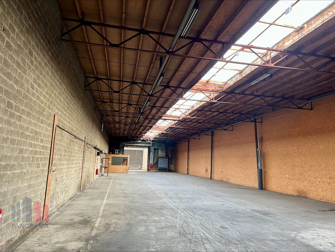 OPSLAGRUIMTE VAN 673 m² MET SECTIONALE POORT NABIJ DE E313 - foto 2