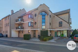 <br /><br />BURST - Kwalitatief afgewerkt en instapklaar appartement<br /><br />Dit instapklare en comfortabele appartement bevindt zich op een uitstekende, centrale locatie in de directe omgeving van diverse invalswegen en de E40, wat zorgt voor een vlotte verbinding naar omliggende steden, scholen, winkels en openbaar vervoer.<br /><br />Gelegen op de tweede verdieping, verwelkomt dit appartement u met een inkomhal voorzien van ingebouwde kastruimte. De gezellige woonkamer met open, volledig geïnstalleerde leefkeuken vormt het hart van de woning. Verder beschikt het appartement over een ruime slaapkamer, een badkamer met ligbad, en twee uitnodigende terrassen waar u in alle rust kunt genieten.<br />Het appartement werd eerder dit jaar volledig opgefrist en uitgerust met een energiezuinige warmtepomp als verwarmingssysteem. Deze werd nog niet meegerekend in het EPC. Ook de vaatwasser en de oven werden vernieuwd.<br />Daarnaast beschikt het appartement in de kelder over een aparte, afgesloten bergruimte.<br /><br />Dankzij het gebruik van duurzame materialen en de verzorgde afwerking is dit appartement volledig instapklaar.<br /><br />De ondergrondse staanplaats is verplicht mee aan te kopen voor de prijs van €20.000.<br /><br />Bent u op zoek naar een betaalbaar instapklaar appartement voorzien van alle comfort of naar een goede investering, aarzel dan niet en maak snel uw afspraak! Voor meer info of bezoek 053/60.65.60<br /><br />De vermelde prijs is een richtprijs. Na ontvangst van de biedingen zal de verkoper beslissen of hij/zij de eigendom verkoopt aan het beste bod. De richtprijs is aldus niet bindend voor de verkoper. Voor meer info kunt u ons contacteren of het reglement raadplegen op onze website.