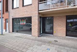 Godshuislaan 96 gelijkvloers links<br />8800 Roeselare<br /><br />Deze kantoorruimte is gelegen op de gelijkvloerse verdieping (LINKS) en maakt deel uit van Residentie Het Prinsenhof.<br />Door zijn ligging een interessant gegeven voor wie op zoek is naar een kantoor dat vlot bereikbaar moet zijn .<br /><br />Bestaande uit : <br />2 bureelruimten, vergaderzaal en archiefruimte.<br />Kitchenette en sanitaire kern.<br />3 achteraan gelegen privatieve parkeerplaatsen inbegrepen. <br /><br />Het geheel is zeer goed onderhouden.<br /><br />Beschikbaar vanaf: 01/12/2025