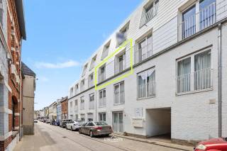 In het hart van Lokeren, op een toplocatie aan ’t Zand, bieden wij dit prachtige en instapklare appartement aan in residentie Eenbes. Gelegen op de tweede verdieping en met een bewoonbare oppervlakte van 87 m² combineert deze woning comfort, licht en een uitstekende ligging.<br /><br />De ruime leefruimte met open keuken geniet van een overvloed aan natuurlijke lichtinval dankzij de grote raampartijen, die uitkijken op het groene binnendak van de residentie. Dit zorgt voor een aangename en rustige woonomgeving midden in de stad.<br /><br />De volledig uitgeruste keuken beschikt over alle moderne comfort, waaronder een vaatwasser, oven en microgolfoven. Aansluitend bevindt zich een praktische en ruime berging, ideaal voor extra opslagruimte en voorzien van aansluitingen voor een wasmachine en droogkast.<br /><br />Via de inkomhal bereikt u de moderne badkamer, uitgerust met een inloopdouche en wastafel. Daarnaast beschikt het appartement over een apart gastentoilet.<br /><br />De eerste slaapkamer biedt voldoende ruimte voor een dubbel bed en extra kastruimte. De tweede slaapkamer is ideaal als kinderkamer, bureau of hobbyruimte.<br /><br />Vanop het balkon geniet u van een aangenaam uitzicht op de groene binnentuin van de residentie.<br /><br />De ligging vormt een extra troef. Op wandelafstand bevinden zich verschillende voorzieningen zoals een bakker, school en ziekenhuis, waardoor u dagelijks geniet van optimaal wooncomfort.<br /><br />Troeven van dit appartement:<br />* Energiezuinig met EPC-label A<br />* Overdekte private staanplaats inbegrepen<br />* Afgesloten fietsenberging<br />* Balkon met uitzicht op de groene binnentuin<br />* Volledig uitgeruste keuken<br />* Ruime berging met aansluitingen voor wasmachine en droogkast<br />* Gebouwd in 2016<br />* Perfect onderhouden en instapklaar<br />* Centrale ligging aan ’t Zand in Lokeren<br /><br />Bent u geïnteresseerd in dit appartement of wenst u meer informatie? Neem gerust contact met ons op tijdens de kantooruren via 052 46 38 03 of stuur een e-mail naar felix@uw-huis.be<br /><br />