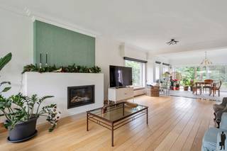 <p><strong>Instapklare vrijstaande woning</strong> (op ca. 865m² grond) op residentiële groene locatie doch zéér centraal nabij winkels, het centrum, invalswegen en scholen! <br /><br />Indeling:<br /><br />Gelijkvloers<br /><br />- Inkomhal met gastentoilet - mooie stalen deuren naar de living<br />- Ruime leefruimte (ca. 55m²) met sfeervolle zithoek op parket met moderne gashaard, aansluitend eetkamer met grote schuiframen die zorgen voor een overvloed aan natuurlijk licht en mooi zicht op de tuin<br />- De keuken (ca. 14m²) is praktisch ingericht met inbouwtoestellen (vaatwasmachine, oven, microgolf en inbouwkoelkast) en voorzien van voldoende kastruimte<br /><br />Eerste verdieping</p>
<p>- Slaapkamer 1 (ca. 18m²) en slaapkamer 2 (ca. 18m²), slaapkamer 3 (ca. 10m²) <br />- Vernieuwde badkamer (2020) met lavabomeubel, toilet en inloopdouche<br /><br />Zolderverdieping <br /><br />Vaste trap naar de ruime volledig afgewerkte zolder waar nog extra kamer(s) kunnen gecreëerd worden alsook eventueel een extra douchekamer <br /><br />Algemeen: <br /><br />- Conforme elektriciteitskeuring<br />- Asbestveilig attest <br />- Haard op gas geplaatst in 2016<br />- Zonnescreens aanwezig <br />- Hoofddak is vernieuwd in 2017 + plat dak van de aanbouw is vernieuwd + dak van de garage is geïsoleerd <br />- Verwarming op aardgas (condensatieketel) via radiatoren <br />- Ramen en voordeur HR beglazing (PVC)<br />- Spoummuren geïsoleerd in 2017<br />- Praktische kelder aanwezig <br />- Tuin is volledig aangelegd (inclusief terras, oprit, paadje) en omheind <br />- Ruime uitpandige garage met geautomatiseerde poort<br />- Automatische toegangspoort en parkeergelegenheid op de oprit</p>
<p>Buiten geniet je van een mooi aangelegde tuin met volwassen beplanting, hoge haag met leilinden aan de straatkant en ruim terras. Dit zorgt voor optimale <strong>privacy </strong>en maakt het mogelijk om op elk moment van de dag van de zon of schaduw te genieten.</p>