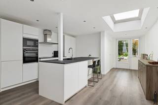 Instapklare woning met 3 slaapkamers en ZW tuin in het centrum van KontichAlgemeen:- Leefruimte met optimale lichtinval dankzij grote raampartijen- 3...