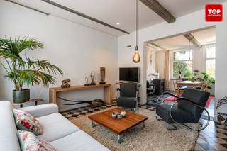 In het centrum van Eeklo bevindt zich deze charmante en authentieke stadswoning met een ruime en veelzijdige indeling, ideaal voor wie op zoek is...