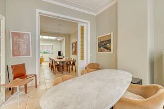 Plan je bezoek en laat je verrassen!Dit stijlvol huis biedt een perfecte combinatie van comfort, ruimte en hedendaags woonplezier. Met een bewoonbare oppervlakte van 159 m² geniet je hier van een doordachte indeling, aangename leefruimte en moderne voorzieningen. Dankzij het EPC-label B, de zonnepanelen en de lucht-lucht warmtepomp woon je bovendien extra energiezuinig.Indeling:Gelijkvloers:- Verzorgde inkomhal met gastentoilet- Sfeervolle leefruimte met veel natuurlijke lichtinval- Klassevol ingerichte keuken met praktische indeling- Extra ruimte die perfect kan dienen als slaapkamer of bureau1ste verdieping:- Slaapkamer met aansluitende dressing- Volledig ingerichte badkamer met aansluiting voor wasmachine2de verdieping:- Zeer ruime polyvalente kamer met mogelijkheid tot het creëren van 2 afzonderlijke slaapkamersBuiten:- Stijlvolle aangelegde en onderhoudsvriendelijke tuin- Gezellig terras met tuinhuisTroeven van deze woning:- Screens aanwezig aan de achterzijde van de woning - Lucht-lucht warmtepomp met airco- 12 Zonnepanelen aanwezig met nog 5 jaar nog +/- 5.000 € aan subsidies- Centrale ligging te Izegem- Eventuele mogelijkheid een garage te huren vlakbij de woning. Ben je op zoek naar een stijlvol huis met praktische indeling op een centrale ligging te Izegem. Kom dan zeker kijk en laat je verrassen door de ruimtes. Contacteer ons vandaag nog voor een bezoek ter plaatse!De eigendom wordt aangeboden via de Pre-sale formule. Op 27/06/2026 tussen 10:00 en 12:00 kan u de woning op afspraak komen bezichtigen en een bod uitbrengen. De vermelde prijs is een instelprijs. Voor meer info, gelieve contact op te nemen met de dossierverantwoordelijke.Bestuursmaatregelen in het maatregelenregister: nee