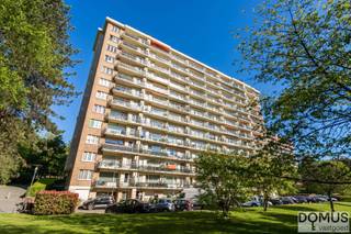 <p><span>Appartement gelegen op de 6e verdieping met een bewoonbare oppervlakte van 73 m² (volgens EPC verslag) en beschikt over een uitstekende ligging!</span></p>
<p><span>De indeling omvat een inkomhal, een woon- en eetkamer, een ingerichte keuken, 2 slaapkamers, een apart toilet en een badkamer met ligbad en lavabo.</span></p>
<p><span>Daarnaast beschikt het appartement over een berging in de kelder en gemeenschappelijke parkeergelegenheid voor het gebouw. Het appartement is bereikbaar via de lift en voorzien van een audiofoon.</span></p>
<p><span>Het appartement werd gebouwd in 1973 en beschikt overal over dubbele beglazing (houten raamlijsten) en een mooi volwaardig parket in de leefruimte. EPC: label D. Centrale verwarming op aardgas. Elektriciteit is niet conform. </span></p>
<p><span>Zeer goede ligging, nabij de de autosnelweg, scholen, openbaar vervoer en het UZ Brussel.<br /><br /><strong>VOOR EEN BEZOEK OF VOOR MEER INFO - SABINE DE RIDDER - 0479/82 47 92 of sabine@domusvastgoed.be</strong></span></p>