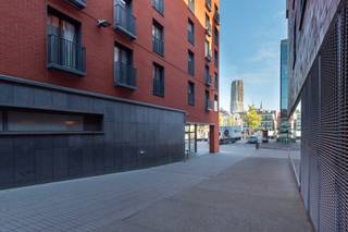 Dit exclusieve duplex appartement combineert luxe, comfort en rust in een doordachte en kwalitatieve afwerking. Het is gelegen in het centrum van het bruisende Mechelen!<br /><br />Bij het betreden van het appartement kom je in een verzorgde inkomhal die toegang geeft tot een gastentoilet en een praktische bergruimte.<br />De aangename, lichtrijke leefruimte sluit naadloos aan op de halfopen, volledig uitgeruste moderne keuken en vormt samen een harmonieuze leefomgeving. Grote raampartijen zorgen voor een mooie lichtinval en geven uit op het ruime zonneterras, dat uitkijkt op een rustige binnentuin en een open zicht biedt op de skyline van Mechelen. Ondanks de centrale ligging geniet je hier van volledige rust en privacy — een ideale plek om te ontspannen.<br /><br />Voor extra wooncomfort is het appartement uitgerust met airconditioning en een slimme thermostaat die eenvoudig via wifi bediend kan worden. Alle ramen zijn voorzien van elektrische sunscreens met afstandsbediening, wat bijdraagt aan een aangenaam binnenklimaat en optimale privacy.<br />Via de trap in de leefruimte bereik je de bovenverdieping met twee ruime slaapkamers en een stijlvolle badkamer, ingericht met een inloopdouche, dubbele wastafel en een tweede toilet.<br /><br />Onmiddellijk beschikbaar!<br />Provisie gemeenschappelijke kosten: €100/ maand (INCLUSIEF waterverbruik)<br />Mogelijkheid om ondergronds autostaanplaats bij te huren: €175/ maand<br /><br />Vraag je bezoek uitsluitend aan via de website van Malines Group!<br />
<div></div>