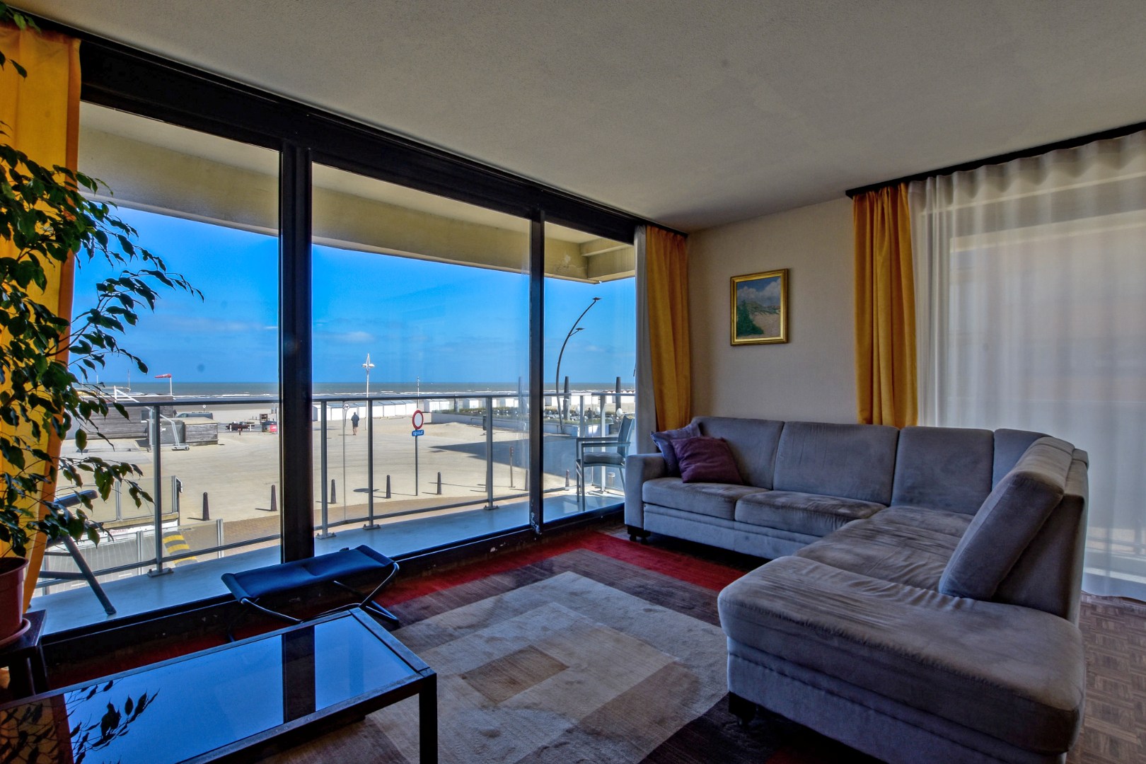 HOEKAPPARTEMENT MET 2 SLAAPKAMERS EN FRONTAAL ZEEZICHT GELEGEN OP DE ZEEDIJK TE DE PANNE - foto 1