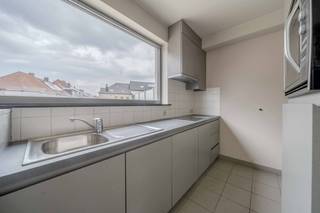 In het bruisende centrum van Wevelgem bevindt zich dit veelzijdige handelspand met een ruim duplex appartement, ideaal voor wie wonen en werken wil combineren of op zoek is naar een interessante investering.<br /><br />Het handelspand op het gelijkvloers beschikt over een lichtrijke en ruime handelsruimte met tal van indelingsmogelijkheden. Aangevuld met aparte bureauruimtes en een praktische keuken, biedt dit pand alle comfort voor diverse professionele activiteiten. Achteraan is er bovendien een ruime privatieve parkeerplaats aanwezig, toegankelijk via een poort, wat een absolute meerwaarde vormt voor zowel klanten als bewoners.<br /><br />Daarnaast is er een ruim en aangenaam duplex appartement voorzien. Dit appartement omvat twee volwaardige slaapkamers, een moderne badkamer en een open leefruimte met veel lichtinval dankzij de grote raampartijen. De leefruimte sluit naadloos aan op een volledig uitgeruste keuken met alle nodige toestellen. Aansluitend bevindt zich een uitzonderlijk groot terras waar het heerlijk vertoeven is en waar u in alle rust kan genieten.<br /><br />Zowel het handelspand als het appartement beschikken over een gunstig EPC-label B en zijn uitgerust met centrale verwarming op aardgas, wat zorgt voor een energiezuinig en comfortabel geheel.<br /><br />