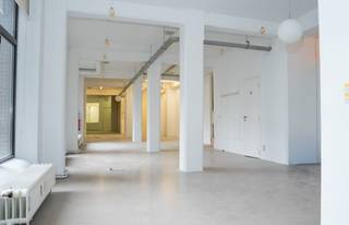 <p><span>Situé au 2ᵉ étage de l'immeuble Quai55, dans le quartier Nord / Sainte-Catherine, cet espace professionnel de </span><strong><span>470 m²</span></strong><span> offre un cadre de travail lumineux, spacieux et facilement modulable, idéal pour une entreprise à la recherche d'un espace polyvalent.</span></p>
<p><span>L'aménagement comprend un vaste open space pouvant accueillir des bureaux, un showroom ou un atelier, ainsi qu'un bureau, une salle de réunion, une salle de projection ou d'exposition et </span><strong><span>3 sanitaires</span></strong><span>. Avec une hauteur sous plafond de </span><strong><span>2,90 m</span></strong><span>, les espaces bénéficient d'un excellent confort de travail et d'une belle luminosité.</span></p>
<p><span>Le bien dispose également d'une salle polyvalente de </span><strong><span>11 x 6,5 m</span></strong><span> avec une hauteur sous plafond de </span><strong><span>3,50 m</span></strong><span>, parfaitement adaptée à un studio photo, des présentations, des formations ou encore comme espace de stockage selon vos besoins.</span></p>
<p><span>Des emplacements de parking sont disponibles.</span></p>
<p><strong><span>Prix sur demande.</span></strong></p>