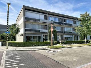 <p><span>Bent u op zoek naar een lichtrijk, energiezuinig appartement op een rustige maar centrale ligging? <br />Dan is dit verzorgde gelijkvloers appartement absoluut een bezoek waard!</span></p>
<p><span><br />Dankzij de uitstekende hoekligging geniet u van extra lichtinval en een aangenaam wooncomfort. De gezellige leefruimte sluit aan op een deels open keuken, waardoor u een ruimtelijk en praktisch geheel krijgt. Verder beschikt het appartement over twee volwaardige slaapkamers, een badkamer met natuurlijke lichtinval en een handige technische berging/wasplaats.</span></p>
<p><span><br />Ook op energetisch vlak werden de voorbije jaren belangrijke investeringen gedaan. Zo werd het appartement uitgerust met nieuw buitenschrijnwerk met hoogrendementsglas en rolluiken aan voor- én achterzijde, een condenserende verwarmingsketel (2022), een vernieuwd dak met 10 cm PUR/PIR-isolatie, conforme elektrische installatie en een professioneel behandelde, kurkdroge privatieve kelder. Hierdoor bent u verzekerd van een comfortabele woning die klaar is voor de toekomst.</span></p>
<p><span>Buiten geniet u van een gezellige, groene tuin waar u heerlijk kunt ontspannen. Het onderhoud wordt volledig verzorgd via de vereniging van mede-eigenaars, zodat u kunt genieten zonder zelf tuinwerk te hoeven verrichten.</span></p>
<p><span>De ligging vormt een extra troef: op wandel- en fietsafstand bevinden zich het centrum, winkels, scholen, openbaar vervoer en de dijk voor een ontspannende wandeling of fietstocht. Bovendien geniet u van een vlotte bereikbaarheid naar de belangrijkste invalswegen.</span></p>
<p><span>Als extra mogelijkheid kan een garagebox in het achterliggende garagecomplex worden aangekocht. De aankoop hiervan is volledig vrijblijvend en de prijs wordt in onderling overleg bepaald.</span></p>
<p><strong><span><br />Troeven op een rij:</span></strong></p>
<ul>
<li><span>Gelijkvloers hoekappartement met veel lichtinval</span></li>
<li><span>Twee volwaardige slaapkamers</span></li>
<li><span>Deels open keuken</span></li>
<li><span>Functionele technische berging/wasplaats</span></li>
<li><span>Gezellige tuin zonder onderhoud</span></li>
<li><span>Privatieve, kurkdroge kelder</span></li>
<li><span>Nieuw buitenschrijnwerk met hoogrendementsglas</span></li>
<li><span>Rolluiken voor- en achteraan</span></li>
<li><span>Condenserende verwarmingsketel (2022)</span></li>
<li><span>Vernieuwd en geïsoleerd dak (10 cm PUR/PIR)</span></li>
<li><span>Conforme elektriciteit</span></li>
<li><span>Mogelijkheid tot aankoop van een garagebox</span></li>
<li><span>Centrale ligging op wandel- en fietsafstand van centrum, openbaar vervoer en de dijk</span></li>
</ul>
<p><span>Interesse? Contacteer ons vandaag nog voor een bezoek en ontdek zelf de troeven van dit verzorgde appartement!</span></p>
<p><span></span></p>