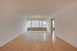 <p><strong>Compact wonen met city vibes</strong></p>
<p><strong>Welkom in hartje Antwerpen, waar alles dichtbij is en de stad je favoriete buur is. Deze studio ligt op de Turnhoutsebaan, slim verscholen in een zijstraatje. Dat betekent: De Roma om de hoek, koffie bij Butcher’s Coffee, Zurenborg op wandelafstand en vlotte invalswegen binnen handbereik. Hier woon je midden in de dynamiek van 2140, met alles wat je nodig hebt op een paar minuten van je voordeur. Deze studio van 48 m² ligt op een zesde verdieping en is er eentje voor mensen met visie. Een plek waar je niet gewoon intrekt, maar waar je je eigen verhaal kan beginnen schrijven. Benieuwd? Kom binnen…</strong></p>
<p> </p>
<p><strong>De inkom: klein, slim en goed doordacht</strong></p>
<p>Je komt binnen in een knus inkomhalletje met ingemaakte kasten. Jassen, schoenen, poetsgerief: alles krijgt hier netjes zijn plaats. Compact, maar efficiënt - en dat zet meteen de toon voor de rest van het appartement.</p>
<p> </p>
<p><strong>De leefruimte: licht in overvloed en ruimte om te spelen</strong></p>
<p>De living is verrassend ruim en baadt in daglicht dankzij de ramen die over de volledige breedte lopen. Dit is zo’n ruimte waar je makkelijk een gezellige zithoek combineert met een slaaphoek, zonder dat het ooit vol of rommelig aanvoelt. Het licht doet hier al het werk en geeft de studio een open, luchtig karakter. Het uitzicht kijkt uit op een gebouw, maar daarnaast is er ook open zicht, wat zorgt voor ademruimte en extra lichtinval. Op de zesde verdieping voel je bovendien net dat nodige tikkeltje afstand van de straat.</p>
<p> </p>
<p><strong>De keuken: apart en klaar voor een nieuw hoofdstuk</strong></p>
<p>Aan de rechterkant vind je de aparte keuken, die wel wat liefde kan gebruiken. Tijdens de shoot zetten we er niet voor niets een gereedschapskist neer… Dit is een plek waar je je eigen keuzes kan maken en je eigen stijl kan binnenbrengen.</p>
<p> </p>
<p><strong>De badkamer: compact en functioneel</strong></p>
<p>De badkamer is compact en praktisch, met een douche, lavabo en toilet. Alles wat je nodig hebt, netjes bij elkaar.</p>
<p> </p>
<p><strong>Extra’s: praktisch wonen in de stad</strong></p>
<p>Het gebouw is groot, de verdieping hoog, en de ligging midden in Antwerpen maakt dit een ideale studio voor wie centraal wil wonen of investeren met oog op de toekomst. En plus, er is een kelderberging aanwezig!<br /><br />Wie dat wil, kan een autostaanplaats aankopen aan €27.000: een absolute meerwaarde op deze locatie. Het gebouw is groot, de verdieping hoog, en de ligging midden in Antwerpen maakt dit een ideale studio voor wie centraal wil wonen of investeren met oog op de toekomst. En plus, er is een kelderberging aanwezig!</p>
<p>Oftewel: 48 m² op een toplocatie, met een grote leefruimte, veel licht en de kans om er helemaal jouw plek van te maken.</p>
<p> </p>
<p><strong>Verliefd? Info@ugly.be</strong></p>