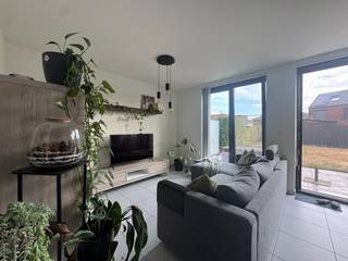 Dit verzorgde appartement, gebouwd in 2017, combineert hedendaags wooncomfort met een energiezuinige afwerking. Dankzij de aanwezigheid van 2 zonnepanelen, dubbele beglazing en een uitstekende EPC-score van 78,07 kWh/m² geniet u van een aangenaam en energiezuinig woonklimaat. Bij het betreden van het appartement komt u terecht in de inkomhal die toegang geeft tot de lichtrijke leefruimte met een volledig uitgeruste, moderne keuken. De praktische indeling zorgt voor een aangename en comfortabele woonomgeving. Verder beschikt het appartement over een apart gastentoilet, een badkamer voorzien van een inloopdouche en wastafel, en een ruime slaapkamer met een ingemaakte kast.<br />Vanuit de leefruimte heeft u toegang tot het ruime terras met aansluitend een privatieve tuin, waar u in alle rust van het buitenleven kunt genieten.<br />Ook op praktisch vlak biedt dit appartement alle comfort. In de ondergrondse garage beschikt u over een privatieve autostaanplaats met daarachter een afzonderlijke, volledig afsluitbare berging. Dankzij de lift zijn zowel het appartement als de ondergrondse verdieping vlot bereikbaar.<br />De huurvoorwaarden zijn als volgt: de eerste maand huur wordt vooraf betaald, er wordt een huurwaarborg van drie maanden gevraagd, de huurder draagt de helft van de kosten van de plaatsbeschrijving en er geldt een maandelijkse forfait van € 90 voor de gemeenschappelijke lasten. Beschikbaar 17 oktober 2026.<br />Wenst u meer informatie of een bezoek ter plaatse in te plannen? Neem dan vrijblijvend contact met ons op.