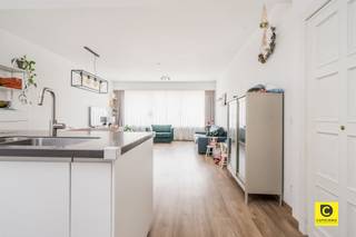 <p><span>Stylish ground floor living in a prime location near Middelheim Park</span></p><p><span>Are you looking for the perfect match between city comfort and greenery? This turnkey 3-bedroom apartment combines a modern finish with an absolute prime location in Antwerp. Within walking distance of the beautiful Middelheim Park, stores, schools and public transport, here you will enjoy everything the city has to offer. Whether you are looking for a warm family home or a smart investment, this property ticks all the boxes.</span></p><p><span> </span></p><p><span>Light, space and coziness</span></p><p><span>The generous, light-filled living space is the beating heart of the home. The seamless transition to the fully equipped open kitchen makes this the ideal place for extended cooking and cozy dining. The kitchen is equipped with all modern comforts, including induction hob, oven, microwave, dishwasher and a spacious fridge-freezer.</span></p><p><span> </span></p><p><span>Peace and Comfort</span></p><p><span>At the rear of the apartment are three spacious bedrooms where tranquility is central. The bathroom is a paragon of style and functionality, complete with a modern walk-in shower, bathtub and contemporary washbasin cabinet. In addition, the apartment features a practical separate toilet and a convenient, spacious laundry room.</span></p><p><span> </span></p><p><span>Additional storage space</span></p><p><span>No shortage of storage space! The apartment includes a generous basement storage room, perfect for safely storing seasonal items or extra supplies.</span></p><p><span> </span></p><p><span>Highlights at a glance:</span></p><p><span>- Facade with charisma: Recently and stylishly renovated.</span></p><p><span>- Space for everyone: 3 full-sized bedrooms.</span></p><p><span>- Extra storage: Includes large private basement.</span></p><p><span>- Versatility: Perfect as a family home and as a profitable investment.</span></p><p><span> </span></p><p><span>In short: a unique opportunity in a prime location where space and light are key. Plan your visit today and discover it for yourself!</span></p>