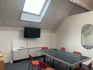 Contemporary furnished offices ideally and strategically located between the Chasse and Chaussée de Wavre shopping districts.<br />Numerous facilities in the immediate vicinity (shops, restaurants, bars, fitness centre, etc.).<br />Close to the Ring, Etterbeek station and Delta.<br />Easily accessible by public transport (bus, tram, metro, train).<br />Fixed charges: 6,540 €/year (heating, water, fire insurance, internet, management, maintenance of communal areas).<br />Electric car parking: €1,500/plot/year.<br />Excl. tax.