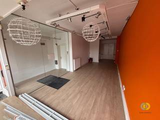 Ce rez-de-chaussée commercial dispose d'un agencement pratique et clair et convient à diverses activités professionnelles ou commerciales. À...