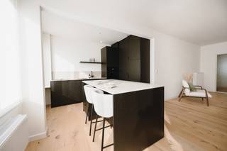 <div>
<div>
<section>
<div>
<div>
<div>
<div>
<div>
<div>
<h3>High-end gerenoveerd appartement in Brasschaat</h3>
<p>Op een centrale ligging aan de Bredabaan 250 in Brasschaat bevindt zich dit stijlvolle, volledig gerenoveerde appartement (2026).</p>
<p>Het appartement beschikt over 2 slaapkamers, een lichtrijke leefruimte, een moderne keuken met kookeiland en een badkamer met inloopdouche. Dankzij de hoogwaardige afwerking, conforme elektriciteit, lift en lage gemeenschappelijke kosten geniet u van optimaal wooncomfort. Eveneens ideaal als opbrengsteigendom.</p>
<p>De meubels zijn mogelijk bij aan te kopen.</p>
<p>Interesse? Contacteer <span>Flor Vastgoed</span> voor meer informatie of een bezoek.</p>
</div>
</div>
</div>
</div>
<div></div>
<div>
<div></div>
</div>
</div>
</div>
</section>
</div>
</div>
<div></div>