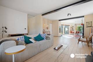Smaakvol gerenoveerde woning met garage en zonnige tuin in hartje Keiem! <br /><br />In het centrum van Keiem bevindt zich deze volledig gerenoveerde woning, waar gezelligheid, comfort en een warme uitstraling perfect samenkomen. Dankzij de vele natuurlijke lichtinval en de smaakvolle inrichting voelt deze woning meteen aangenaam en huiselijk aan.<br /><br />Op het gelijkvloers geniet u van een gezellige leefruimte met veel licht en een warme sfeer. De woning werd met oog voor detail gerenoveerd en vormt een mooi, harmonieus geheel. Aansluitend biedt de zonnige tuin een heerlijke plek om in alle rust te ontspannen.<br /><br />Een absolute meerwaarde is de garage, aangevuld met een praktische zij-ingang en een wasruimte, waardoor de woning ook bijzonder functioneel is.<br /><br />Op de verdieping bevinden zich drie slaapkamers en een badkamer, waardoor deze woning perfect geschikt is voor wie op zoek is naar een instapklare gezinswoning.<br /><br />Bent u op zoek naar een gerenoveerde, gezellige woning met garage en zonnige tuin in het centrum van Keiem? Dan is deze woning beslist een bezoek waard.<br /><br />De vermelde prijs is een richtprijs. Elk bod wordt voorgelegd aan de eigenaar, die het recht behoudt dit te aanvaarden of te weigeren.<br /><br />Neem een voorsprong en vraag uw gratis, vrijblijvende waardebepaling aan via: www.residentievastgoed.be/gratisonlineschatten<br /><br />EPC: 272 kWh/m² | Ref.: DI00122