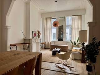 Authentiek 2 slpk-app met unieke stadskoer<br /><br />Laten we meteen eerlijk zijn: bent u op zoek naar een strakke, perfect geïsoleerde nieuwbouw zonder drempels en met de modernste snufjes? Dan is dit pand waarschijnlijk niets voor u. Zoekt u daarentegen een plek met een ziel, waar de houten planken vloeren een beetje mogen leven en de muren een verhaal vertellen? Dan bent u hier aan het juiste adres.<br />Met een bewoonbare oppervlakte van maar liefst 126m² voelt dit appartement eigenlijk veel meer aan als een echt huis. De leefruimte heeft de typische charme van weleer, met hoge plafonds, originele moulures en een marmeren schouw. De ruimtes worden op een heel natuurlijke manier van elkaar gescheiden door de authentieke dubbele deuren met prachtig glas-in-lood.<br />Aansluitend bevindt zich de uitgeruste keuken. De originele retro tegelvloer en de prachtige glas-in-lood lichtkoepel in het plafond geven de ruimte meteen veel karakter. Vanuit de keuken kijk je via de brede raampartijen met zwarte profielen uit op de ruime stadskoer. Dit is een fijne, omsloten buitenplek met veel privacy waar je in alle rust buiten kan zitten – een stevige troef midden in Antwerpen.<br />Het appartement beschikt over twee slaapkamers. De master bedroom is praktisch ingedeeld en biedt extra comfort dankzij een ruime, aansluitende dressing en een ensuite badkamer. Verder is er in de woning nog één apart gastentoilet voorzien. Voor wie spullen wil opbergen: er hoort ook een opvallend grote kelder bij het appartement.<br />Een belangrijk detail om mee te geven is het EPC. Dat is, zoals wel vaker bij panden met deze leeftijd en authentieke elementen, aan de mindere kant, een Epc D, dus zonder renovatieverplichting en perfect bewoonbaar. Zoals wij zelf voor 10 jaar hebben gedaan. Het is een kleine compromis dat je sluit voor de charme van het pand. Wie echter valt voor de ruimte, het huiselijke gevoel en de originele elementen, neemt dat minpuntje er waarschijnlijk graag bij.<br />Zin om de sfeer en de ruimte zelf te kome