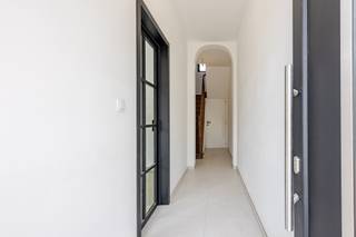 <p><span>Bent u op zoek naar een ruime, volledig gerenoveerde woning waar u zonder zorgen meteen uw intrek kunt nemen? Dan is deze prachtige gezinswoning ongetwijfeld een bezoek waard.</span></p><p><span>Via de ruime inkomhal met apart gastentoilet komt u terecht in de lichtrijke leefruimte, waar gezelligheid en comfort hand in hand gaan. De centraal gelegen, open en volledig geïnstalleerde keuken vormt het hart van de woning en sluit naadloos aan op de eetplaats en woonkamer. Dankzij de grote raampartijen geniet u hier van een aangename lichtinval en een mooi zicht op de zongerichte stadstuin, waar u in alle rust kunt ontspannen.</span></p><p><span>Verder beschikt de woning over een praktische kelder en een garage met automatische sectionaalpoort, wat zorgt voor extra bergruimte en optimaal gebruiksgemak.</span></p><p><span>Op de eerste verdieping bevinden zich twee ruime slaapkamers en een stijlvolle badkamer, uitgerust met een ligbad, douche en lavabo. De tweede verdieping biedt nog twee volwaardige slaapkamers, waardoor deze woning perfect geschikt is voor grotere gezinnen, thuiswerk of hobbyruimtes.</span></p><p><span>Ook op technisch vlak scoort deze woning uitstekend. Zo is ze voorzien van centrale verwarming op aardgas en is de elektrische installatie volledig conform de huidige wetgeving, wat bijdraagt aan een zorgeloze aankoop.</span></p><p><span>Kortom, deze instapklare woning combineert ruimte, hedendaags wooncomfort en een uitstekende afwerking met een zonnige buitenruimte en praktische garage. Een ideale gezinswoning die u absoluut gezien moet hebben! Voor meer informatie of een bezoek, contacteer Timothy op het nummer 0474/ 41. 28. 40.</span></p><p><span> </span></p>