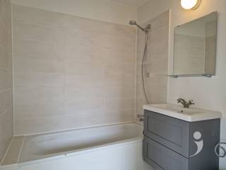 <p><span>On the second floor of the apartment building we find this studio.</span></p><p><span>The location is perfect for those who want to live close to Leuven and public transportation to the other major cities.</span></p><p><span>The studio is 25m² and has a full bathroom ( bath, shower, toilet and sink ) and a full convenient kitchen with sink, a cooker and cooker hood, there is also room for a dishwasher or washing machine.</span></p><p><span>The spacious basement can also accommodate the washing machine.</span></p><p><span>Behind the building there is a private parking included in the rent.</span></p><p><span> </span></p><p><span>This studio is located just 5 minutes by bike from Leuven Station.</span></p><p><span> </span></p><p><span> </span></p><p><span>immediately available.</span></p><p><span>Separate meters, Central heating on gas.</span></p><p><span>Monthly charges : 25 Euro.</span></p><p><span> </span></p><p><span>Interested? Feel free to contact us at 0470/55.64.24 or info@immolivit.be</span></p>